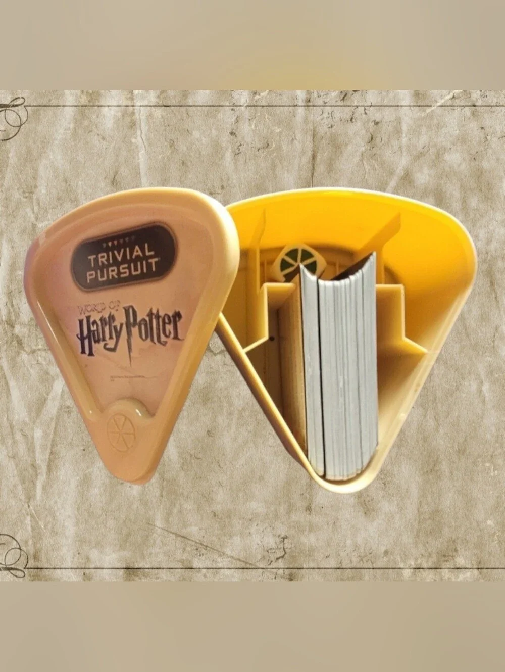 WORLD OF HARRY POTTER TRIVIAL PURSUIT HASBRO & UNO HARRY POTTER EDITION MATTEL